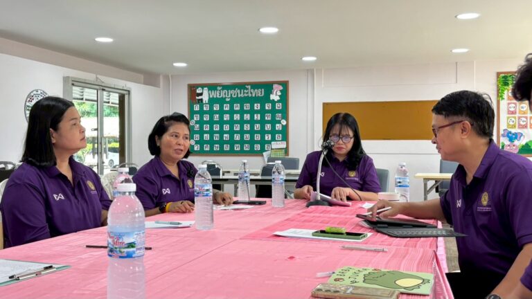 วันที่ 7 พฤษภาคม 2569 คณะผู้บริหาร คณะครู และบุคลากรทางการศึกษาของโรงเรียนสาธิตมหาวิทยาลัยราชภัฏเพชรบูรณ์ ได้จัดการประชุมเตรียมความพร้อมก่อนเปิดภาคเรียนที่ 1 ปีการศึกษา 2569 และร่วมกันวางแผนแนวทางการจัดการเรียนการสอน พัฒนาหลักสูตร และเตรียมจัดสภาพแวดล้อมให้พร้อมสำหรับการเรียนรู้ เพื่อมุ่งมั่นพัฒนาศักยภาพของนักเรียนทุกคนอย่างเต็มที่