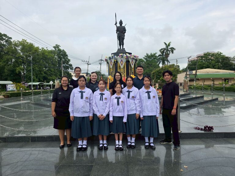 📸 ภาพบรรยากาศ: คณะครูและนักเรียนร่วมสักการะองค์พ่อขุนผาเมือง ต้อนรับเปิดภาคเรียนใหม่