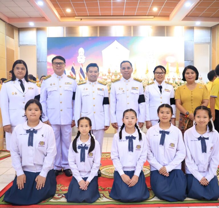คณะผู้บริหารและนักเรียน โรงเรียนสาธิตมหาวิทยาลัยราชภัฏเพชรบูรณ์ ร่วมพิธีถวายพระพรชัยมงคล